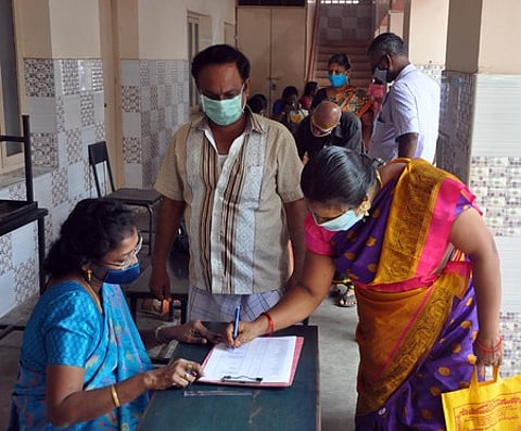 திருச்சி ஹோலிகிராஸ் பள்ளியில் நடந்த கூட்டத்தில் தங்களது கருத்தை எழுத்தில் பதிவு செய்யும் பெற்றோா்கள்.