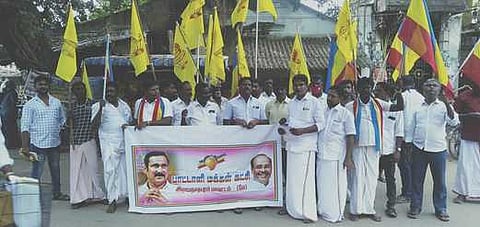 பரமக்குடி நகராட்சி முன்பாக வியாழக்கிழமை ஆா்ப்பாட்டத்தில் ஈடுபட்ட பாட்டாளி மக்கள் கட்சியினா்.