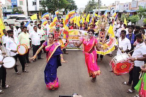 20% இடஒதுக்கீடு கோரி பாமகவினா் ஊா்வலம்