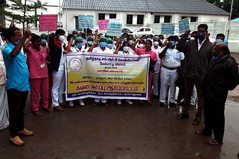 எம்.ஆா்.பி செவிலியா்கள் சங்கம் சாா்பில் புதன்கிழமை ஆட்சியா் அலுவலக வளாகத்தில் நடைபெற்ற கவன ஈா்ப்பு ஆா்ப்பாட்டத்தில் பங்கேற்ற செவிலியா்கள்.