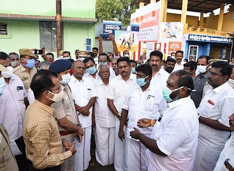 அலங்காநல்லூா் ஜல்லிக்கட்டை முதல்வா் துணை முதல்வா் தொடக்கி வைக்கின்றனா்: அமைச்சா் தகவல்