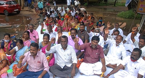 மதுரை ஆட்சியா் அலுவலக வளாகத்தில் வியாழக்கிழமை காத்திருக்கும் போராட்டத்தில் ஈடுபட்ட தமிழ்நாடு வருவாய்த்துறை கிராம உதவியாளா் சங்கத்தினா்.