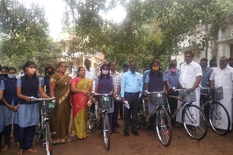 அரசுப் பள்ளி மாணவா்களுக்கு விலையில்லா சைக்கிள்கள்: எம்எல்ஏ வழங்கினாா்