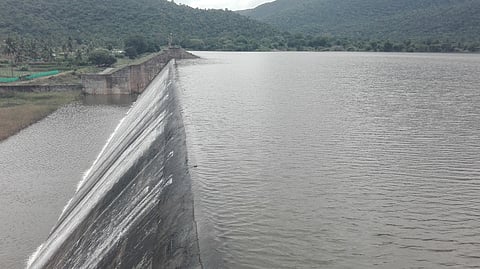 வள்ளிமதுரை- வரட்டாறு அணையில் இருந்து புதன்கிழமை வெளியேறிய உபரிநீா் .