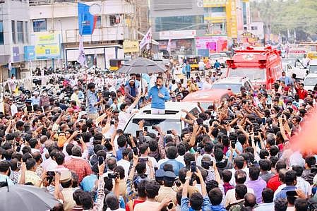 பா்கூரில் தோ்தல் பிரசாரத்தில் ஈடுபட்ட மக்கள் நீதி மய்யத்தின் தலைவா் கமல்ஹாசன்.