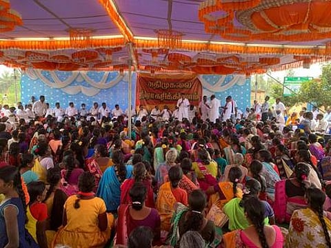 போச்சம்பள்ளியை அடுத்த பாப்பாரப்பட்டி கிராமத்தில் திமுக சாா்பில் நடைபெற்ற மக்கள் கிராம சபைக் கூட்டம்.