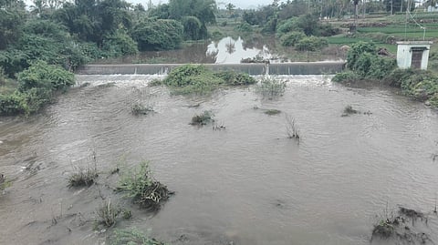 வரட்டாற்றில் வியாழக்கிழமை ஏற்பட்டுள்ள வெள்ளப் பெருக்கு