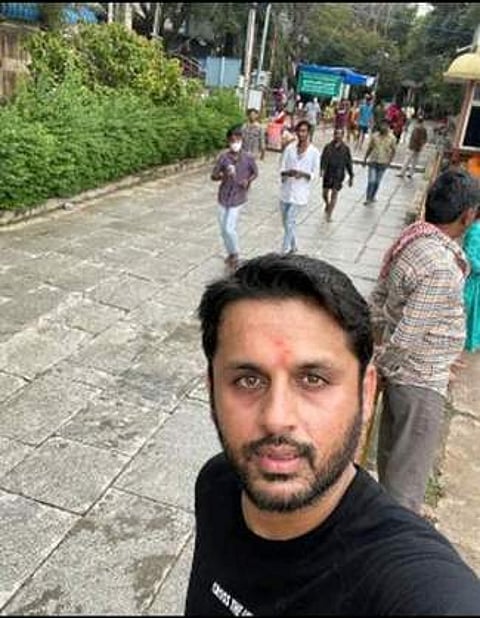 நடைபாதை மாா்கத்தில் நடந்தே திருமலைக்கு சென்ற நடிகா் நிதின்