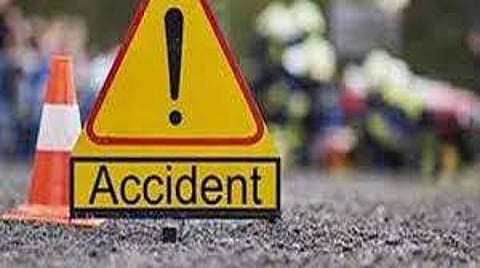 தெலங்கானாவில் நின்று கொண்டிருந்த லாரி மீது கார் மோதி 6 பேர் பலி