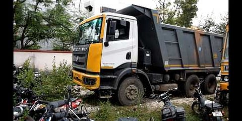 பறிமுதல் செய்யப்பட்ட லாரி.