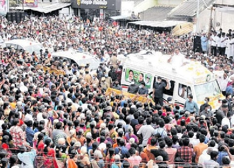 ஈரோடு மாவட்டம், கள்ளிப்பட்டியில் திரண்டிருந்த மக்களிடையே பேசுகிறார் முதல்வர் எடப்பாடி கே.பழனிசாமி.