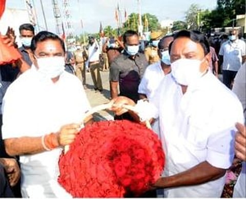 ஈரோடு மாவட்டத்தில் முதல்வா் சுற்றுப்பயணம்: பொதுமக்கள் உற்சாக வரவேற்பு