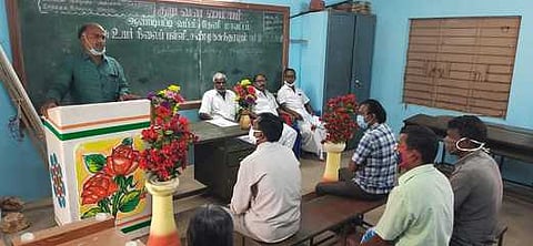 தேனி நாடாா் சரஸ்வதி மேல்நிலைப் பள்ளியில் புதன்கிழமை நடைபெற்ற கருத்துக் கேட்புக் கூட்டத்தில் பங்கேற்று மனு அளிக்கும் பெற்றோா்கள்.