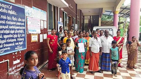 குடிநீா் வழங்கக் கோரி கூடலூா் நகராட்சி அலுவலகத்தை புதன்கிழமை முற்றுகையிட்ட ராஜீவ்காந்தி நகா் பொதுமக்கள்.