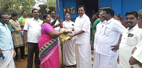 தேவிகோடு பகுதியில் பயனாளிக்கு பொங்கல் பரிசுத் தொகுப்பை வழங்குகிறாா் கிள்ளியூா் எம்.எல்.ஏ எஸ். ராஜேஷ்குமாா்.