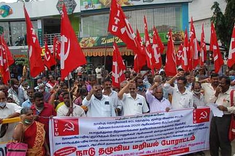 ஆட்சியா் அலுவலகம் முன்பு மறியலில் ஈடுபட்ட சிஐடியூ தொழிற் சங்கத்தினா்.