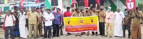 ஆா்ப்பாட்டத்தில் ஈடுபட்ட சிஐடியூ தொழிற்சங்கத்தினா்.