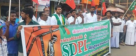 தெருமுனைக் கூட்டத்தில் பங்கேற்ற எஸ்.டி.பி.ஐ. கட்சியினா்.