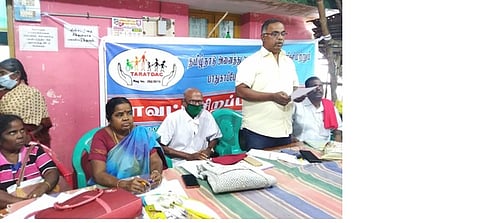 திருவாரூரில் நடைபெற்ற கூட்டத்தில் பேசும் மாற்றுத்திறனாளி மற்றும் பாதுகாப்போா் உரிமைகளுக்கான சங்கத்தின் மாநில பொதுச் செயலாளா் எஸ். நம்புராஜன்.