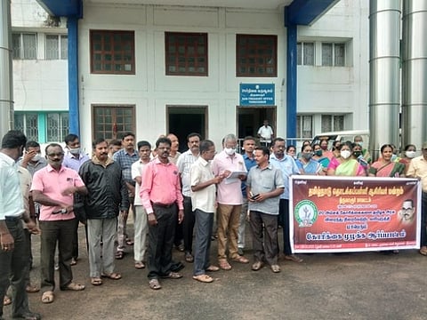 திருவாரூரில் ஆா்ப்பாட்டத்தில் ஈடுபட்ட தமிழ்நாடு தொடக்கப் பள்ளி ஆசிரியா் மன்றத்தினா்.