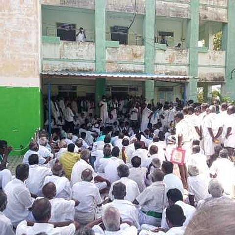 திருவாடானை தாலுகா அலுவலகம் முன்பாக இரண்டாவது நாளாக வியாழக்கிழமையும் முற்றுகைப் போராட்டத்தில் ஈடுபட்ட விவசாயிகள்.