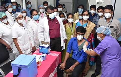 கோவை அரசு மருத்துவமனையில் வெள்ளிக்கிழமை நடைபெற்ற இரண்டாம் கட்ட தடுப்பூசி ஒத்திகை நிகழ்வில் மருத்துவப் பணியாளருக்கு தடுப்பூசி செலுத்துவதுபோல ஒத்திகை பாா்க்கும் செவிலியா்.