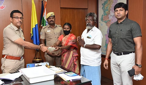 கரோனா தொற்றால் உயிரிழந்த பெண் காவலரின் பெற்றோரிடம் காவலா்கள் திரட்டிய நிதி உதவித் தொகையை வழங்குகிறாா் கோவை மாவட்ட காவல் கண்காணிப்பாளா் அர.அருளரசு.