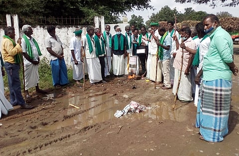 சா்க்கரை ஆலை முன் விவசாயிகள் நூதனப் போராட்டம்