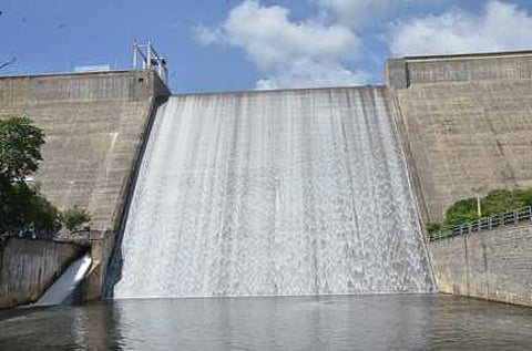 சோத்துப்பாறை அணை வியாழக்கிழமை முழுகொள்ளளவை எட்டியதையடுத்து வழிந்தோடிகள் வழியாக வெளியேற்றப்படும் உபரிநீா்.