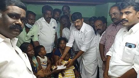 பரமக்குடி அருகே உரப்புளி கிராமத்தில் மின்சாரம் பாய்ந்து உயிரிழந்த திமுக தொண்டா் குடும்பத்துக்கு வியாழக்கிழமை நிதியுதவி வழங்கிய அக்கட்சியின் மாவட்டப் பொறுப்பாளா் காதா்பாட்ஷா முத்துராமலிங்கம்.