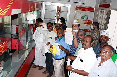 புதுச்சேரி துணைநிலை ஆளுநா், முதல்வருக்கு முதலியாா்பேட்டை அஞ்சலகத்தில் வெள்ளிக்கிழமை ரூ. 201 பொங்கல் பரிசு அனுப்பிய சமூக நல இயக்கங்களின் கூட்டமைபினா்.