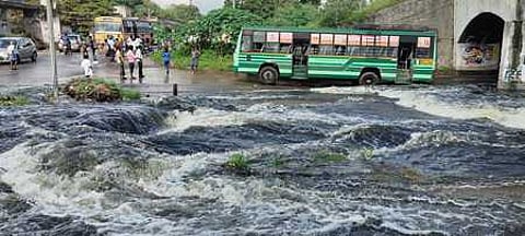 திண்டிவனம் அருகே ஏரிகளில் உடைப்பு: குடியிருப்புப் பகுதியைச் சூழ்ந்தது வெள்ளம்