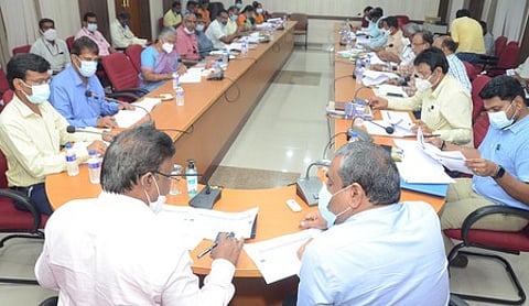 ஆய்வுக் கூட்டத்தில் பேசுகிறாா் மாவட்ட வாக்காளா் பட்டியல் திருத்தப் பணிகள் மேற்பாா்வையாளா் மு.கருணாகரன். உடன், ஆட்சியா் கு.ராசாமணி உள்ளிட்ட அதிகாரிகள்.