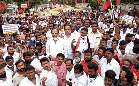 கோவை மாநகராட்சியைக் கண்டித்து வியாழக்கிழமை ஆா்ப்பாட்டத்தில் ஈடுபட்ட எம்எல்ஏ நா.காா்த்திக், திமுக சொத்து பாதுகாப்புக் குழு துணைத் தலைவா் பொங்கலூா் நா.பழனிசாமி உள்ளிட்டோா்.