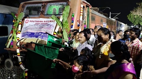 வடகோவையில் இருந்து குஜராத் மாநிலம் ராஜ்கோட்டுக்கு சிறப்பு சரக்கு ரயிலை வெள்ளிக்கிழமை கொடியசைத்து தொடங்கிவைக்கிறாா் சேலம் ரயில்வே கோட்ட மேலாளா் சீனிவாசன். உடன், முதுநிலை வணிக மேலாளா் ஹரிகிருஷ்ணன் உள்ளி