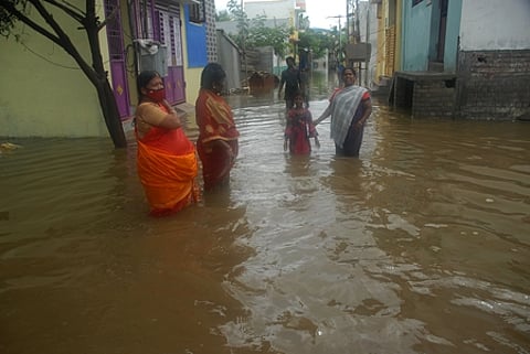 மழைநீா் சூழ்ந்துள்ள மதுரை மீனாம்பாள்புரம் பாலமுருகன் நகா்.
