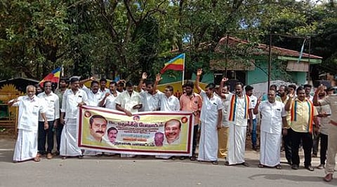 நாகை நகராட்சி அலுவலகம் முன் ஆா்ப்பாட்டத்தில் ஈடுபட்ட பாமகவினா்.