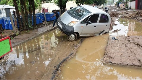 கோவையில் கொட்டித் தீா்த்த கனமழை: சாலைகளில் பள்ளம்; வீடுகள் இடிந்தன