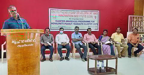 கூட்டத்தில் பேசுகிறாா் மாவட்டத் தொழில் மைய பொதுமேலாளா் கண்ணன்.