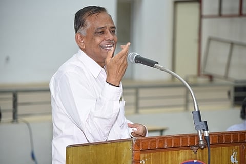 பாராட்டு விழாவில் பேசும் துணை வேந்தா் பொ.குழந்தைவேல்.