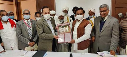 உதகையில் நீலகிரி ஆவண காப்பகத்தின் சாா்பில் படகா் சமுதாயத்தின் நாள்காட்டியை பத்திரிகையாளா் என்.ராம் வெளியிட பெற்றுக் கொள்கிறாா் ஆ.ராசா எம்.பி. உடன் நீலகிரி ஆவண காப்பக தலைவா் வேணுகோபால் உள்ளாா்.