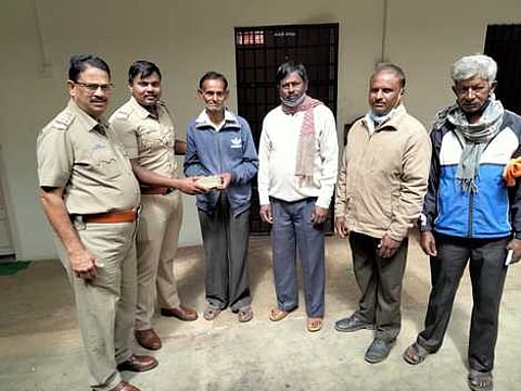 உதகை மத்திய பேருந்து நிலையத்தில் தவறவிட்ட பணத்தை உரியவரிடம் ஒப்படைத்த காவல் துறையினா்.