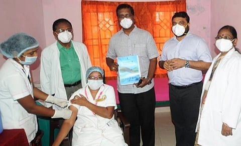 கடலூா் அரசுத் தலைமை மருத்துவமனையில் கரோனா தடுப்பூசி போடுவதற்கான ஒத்திகையை ஆய்வு செய்த மாவட்ட ஆட்சியா் சந்திரசேகா் சாகமூரி.