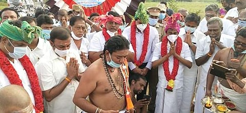 ஆற்காடு அடுத்த குமரகிரி சுப்பிரமணிய சுவாமி திருக்கோவிலில் மலைப் பாதை அமைப்பதற்கான அடிக்கல் நாட்டு விழா நிகழ்ச்சியில் அமைச்சர் சேவூர் ராமச்சந்திரன் பங்கேற்று அடிக்கல் நாட்டினார்.