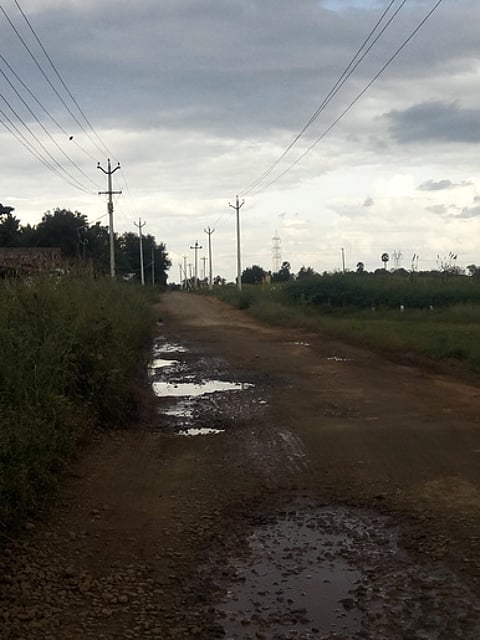 அருப்புக்கோட்டை புறவழிச்சாலையிலிருந்து கட்டங்குடி செல்லும் சேதமடைந்துள்ள சாலை.