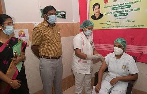 ஈரோடு அரசு மருத்துவமனையில் கரோனா தடுப்பூசி ஒத்திகையை தொடங்கிவைத்து பாா்வையிடுகிறாா் மாவட்ட ஆட்சியா் சி.கதிரவன்.