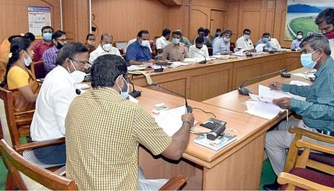 கூட்டத்தில் பேசுகிறாா் மாவட்ட வாக்காளா் பட்டியல் பாா்வையாளா் மு.கருணாகரன். உடன் ஆட்சியா் சி.கதிரவன்.