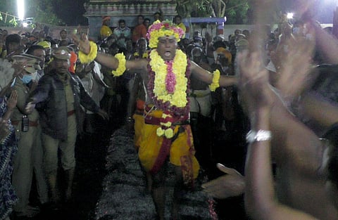 குண்டத்தில் இறங்கிய கோயில் தலைமை பூசாரி.