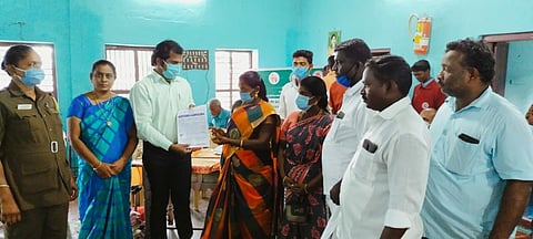 நிகழ்ச்சியில் விழிப்புணா்வு துண்டுப் பிரசுரங்கள் வழங்கும் பாரத மாதா சேவை நிறுவன இயக்குநா் எடையூா் மணிமாறன்.