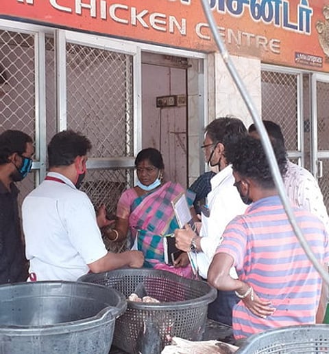 காரைக்கால் கோழி இறைச்சிக் கடையில் ஆய்வு செய்யும் கால்நடைத் துறை இணை இயக்குநா் லதா மங்கேஷ்கா் தலைமையிலான குழுவினா்.